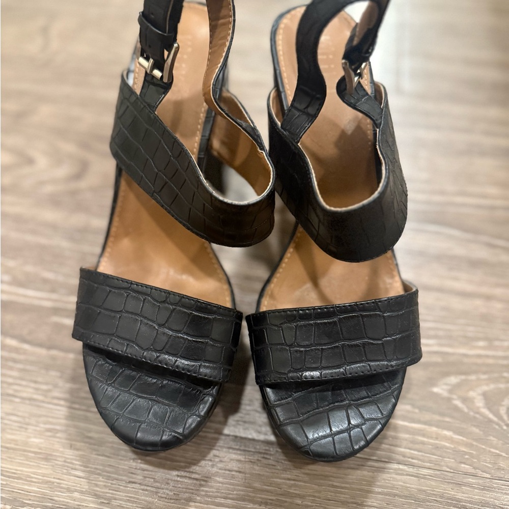 Black Croc-Embossed Women's platforms